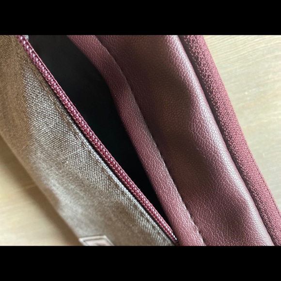 NWOT Herschel Supply Company travel bag - Picture 6 of 7